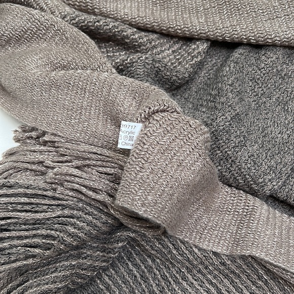 Crosstree Lane one size poncho sweater - Picture 7 of 7